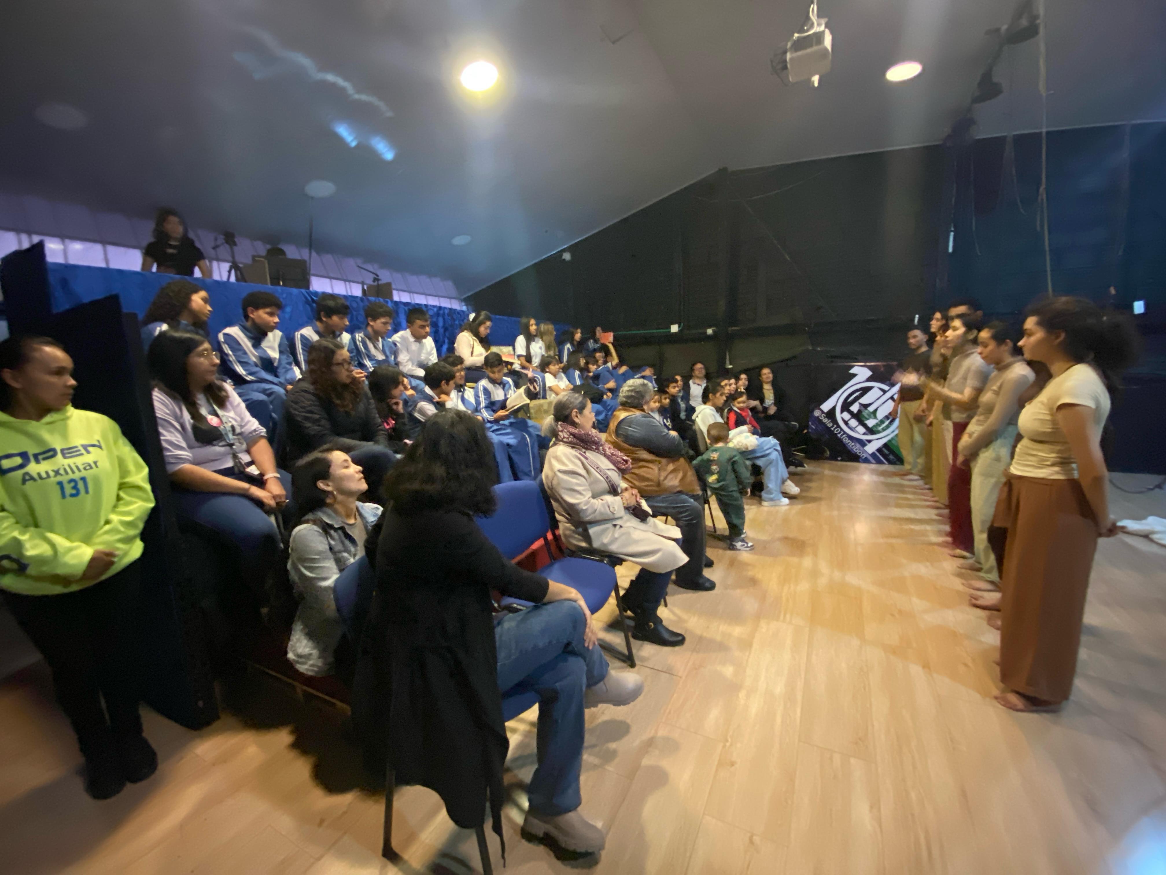 Un grupo asiste a una función en Sala101, Fontibón
